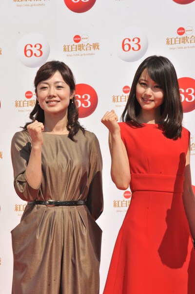 総合司会の有働由美子アナウンサーと紅組司会の堀北真希。