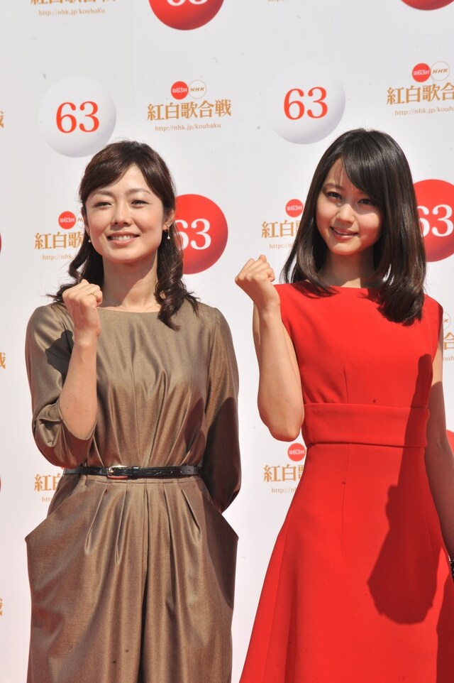総合司会の有働由美子アナウンサーと紅組司会の堀北真希。