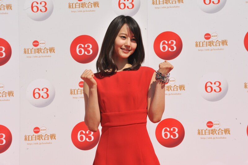 ガッツポーズで紅白初司会への意気込みをみせる堀北真希。