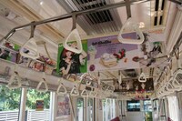 今週の人気の画像7位は「1編成まるごとジャック！きゃりーぱみゅぱみゅトレイン出発」より、きゃりーのポスターだらけの“きゃりーぱみゅぱみゅトレイン”の車内。