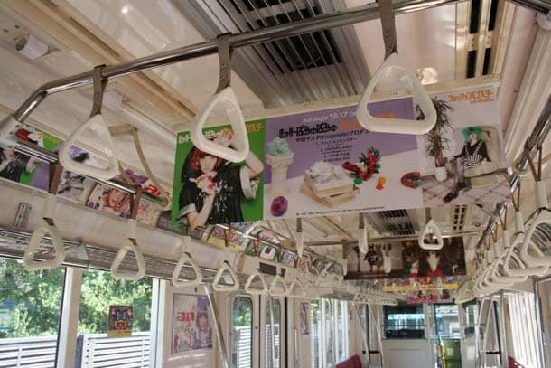 きゃりーのポスターだらけの“きゃりーぱみゅぱみゅトレイン”の車内。