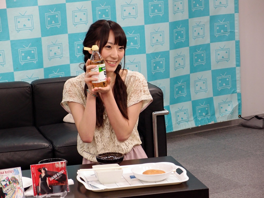 写真は「AKB48 松井咲子ソロ・デビュー記念ニコ生特番」の一幕。