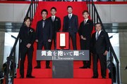 昨日10月15日に東京・有楽町マリオンで行われた「黄金を抱いて翔べ」完成披露試写会の様子。 (c)2012「黄金を抱いて翔べ」製作委員会