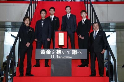 昨日10月15日に東京・有楽町マリオンで行われた「黄金を抱いて翔べ」完成披露試写会の様子。 (c)2012「黄金を抱いて翔べ」製作委員会