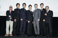 昨日10月15日に東京・有楽町マリオンで行われた「黄金を抱いて翔べ」完成披露試写会の様子。 (c)2012「黄金を抱いて翔べ」製作委員会