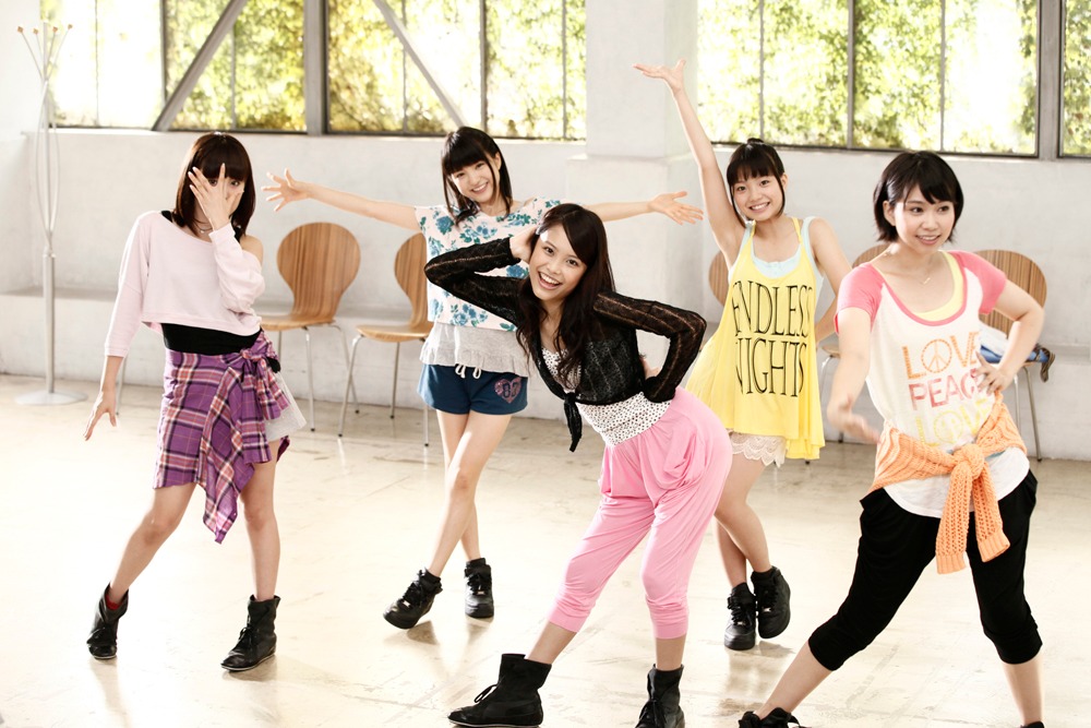 「Brave」のPV撮影をする9nine。