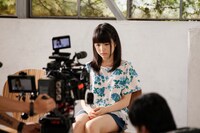 「Brave」のPV撮影中の川島海荷。