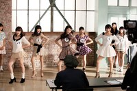 「Brave」のPV撮影をする9nine。