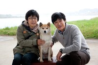 監督の平松恵美子（左）とひまわり役のイチ（中央）と主人公の彰司役を務める堺雅人（右）。（c）2013「ひまわりと子犬の7日間」製作委員会