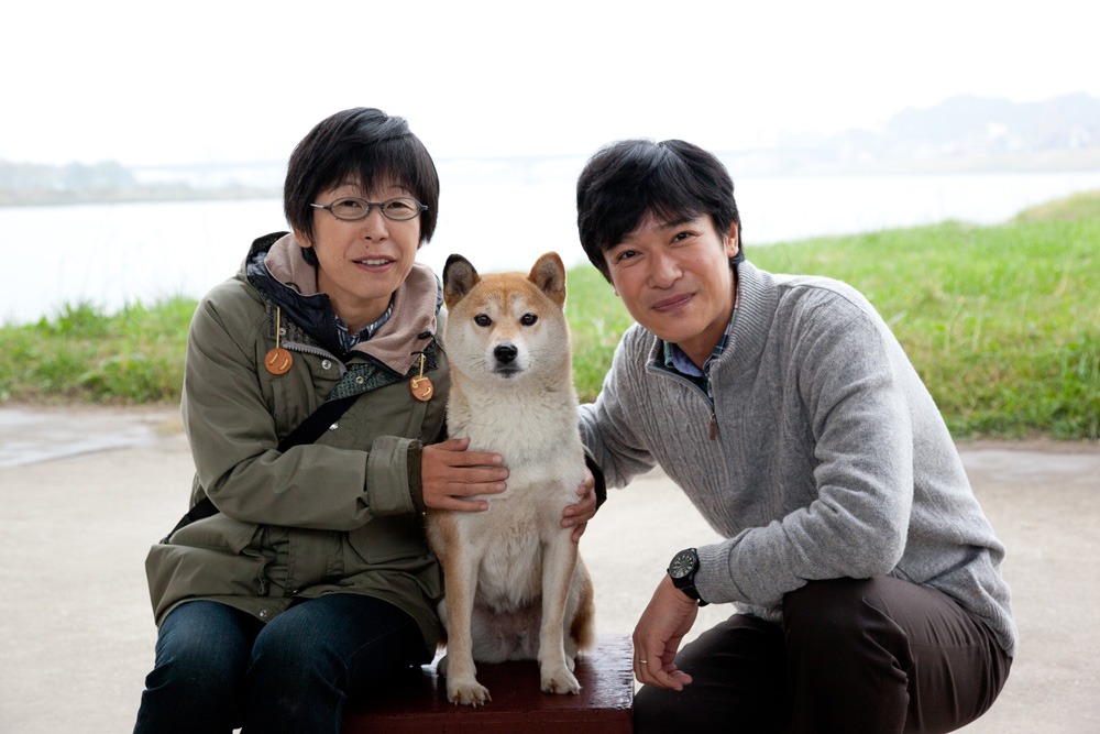 監督の平松恵美子（左）とひまわり役のイチ（中央）と主人公の彰司役を務める堺雅人（右）。（c）2013「ひまわりと子犬の7日間」製作委員会
