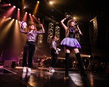 「MAON KUROSAKI LIVE 2012 FALL～2nd Anniversary～」の模様。