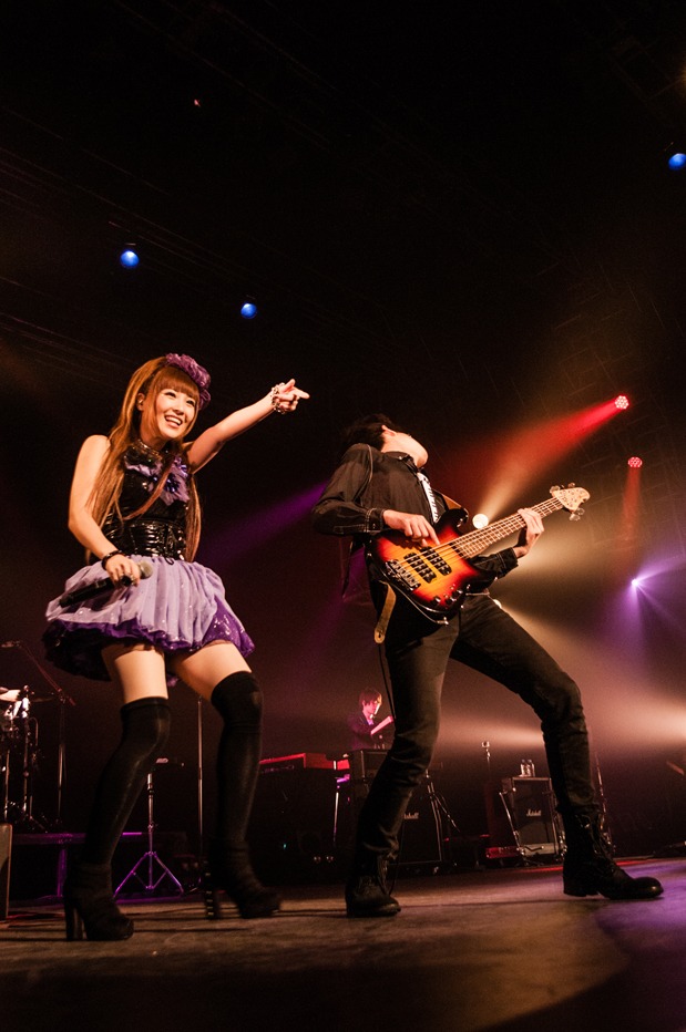 「MAON KUROSAKI LIVE 2012 FALL～2nd Anniversary～」の模様。