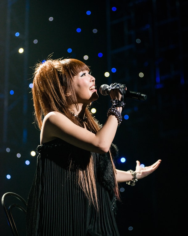 黒崎真音2周年ワンマンで新曲、ギター演奏、ALTIMA曲も - 音楽