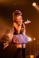 「MAON KUROSAKI LIVE 2012 FALL～2nd Anniversary～」の模様。