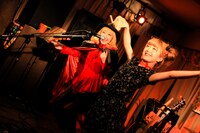 ライブのオープニング、マント姿のあっこ（Dr / 左）と黒いワンピースのきさ（Vo, G / 右）。