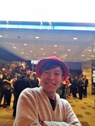 アポロシアターのロビーで喜びの表情を浮かべるDaichi。