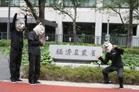 経済産業省に訪れたMAN WITH A MISSION。
