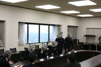 会議室で意見を述べるMAN WITH A MISSION。