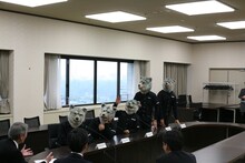 会議室で意見を述べるMAN WITH A MISSION。