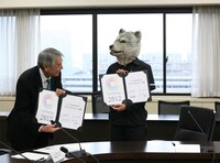 出演確認書に調印したMAN WITH A MISSION。