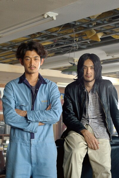 多田啓介役の瑛太（左）と、行天春彦役の松田龍平（右）。