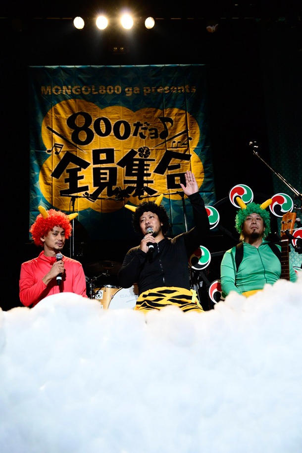 写真は昨日10月17日に東京・渋谷公会堂で行われた「MONGOL800 ga presents 800だョ全員集合!!」でのMONGOL800 。ここでメンバーからベストアルバムのリリースが発表された。（撮影：橋本塁［SOUND SHOOTER］）