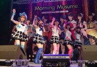 2012年にタイ・バンコクで行われた握手会イベントに出演したときのモーニング娘。。音楽ナタリーの過去記事より。