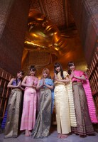 左からモーニング娘。の石田亜佑美、道重さゆみ、田中れいな、飯窪春菜、譜久村聖。