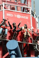 「レッドタワー」に乗る斎藤ちはる、斉藤優里（写真左から）。