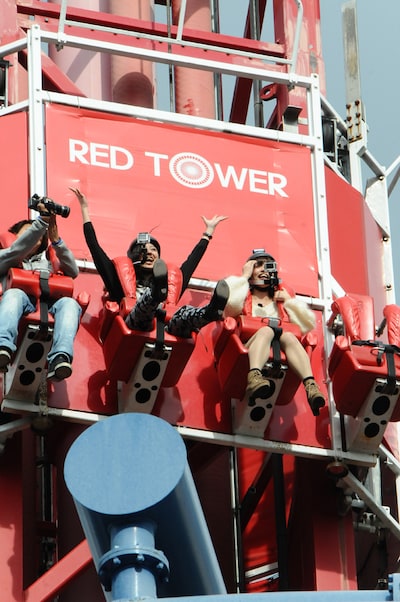 「レッドタワー」に乗る斎藤ちはる、斉藤優里（写真左から）。