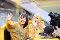 「ナガシマスカ」に乗る宮澤成良、和田まあや（写真左から）。