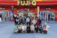 富士急ハイランドの入場口前で記念撮影をする乃木坂46アンダーメンバー。