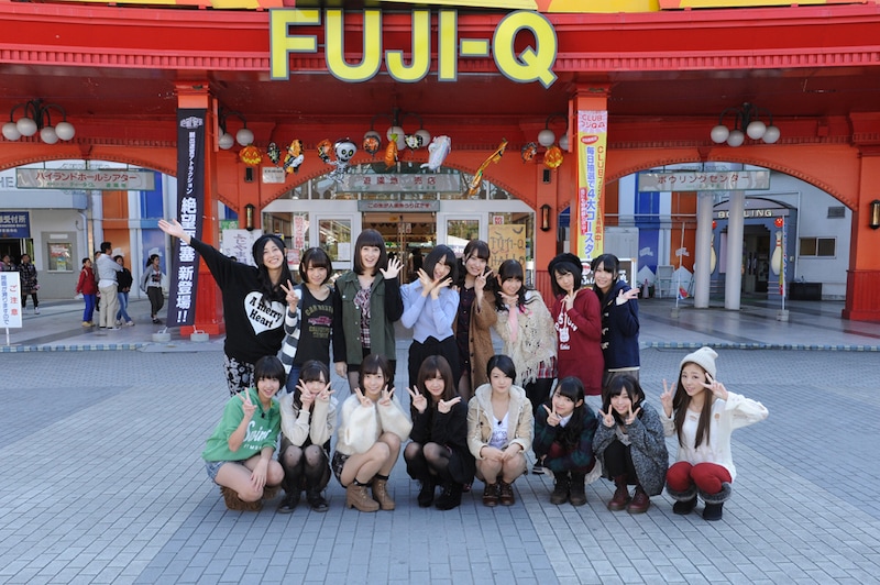 富士急ハイランドの入場口前で記念撮影をする乃木坂46アンダーメンバー。