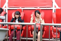 「レッドタワー」に乗る伊藤万理華、樋口日奈（写真左から）。