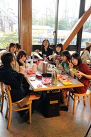 持参の弁当を食べる乃木坂46アンダーメンバー。