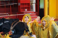 「ナガシマスカ」に乗る川後陽菜、伊藤寧々（写真左から）。