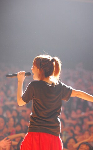 写真は10月2日に大阪国際会議場 グランキューブ大阪で行われた「Love Like Pop vol.15」大阪公演アンコールの模様。