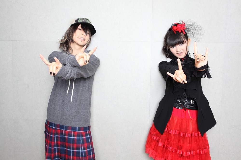 メロイックサインならぬ“キツネサイン”でポーズをキメる武瑠、SU-METAL（写真左から）。