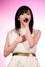 「サヨナラの橋」を歌う渡辺麻友。