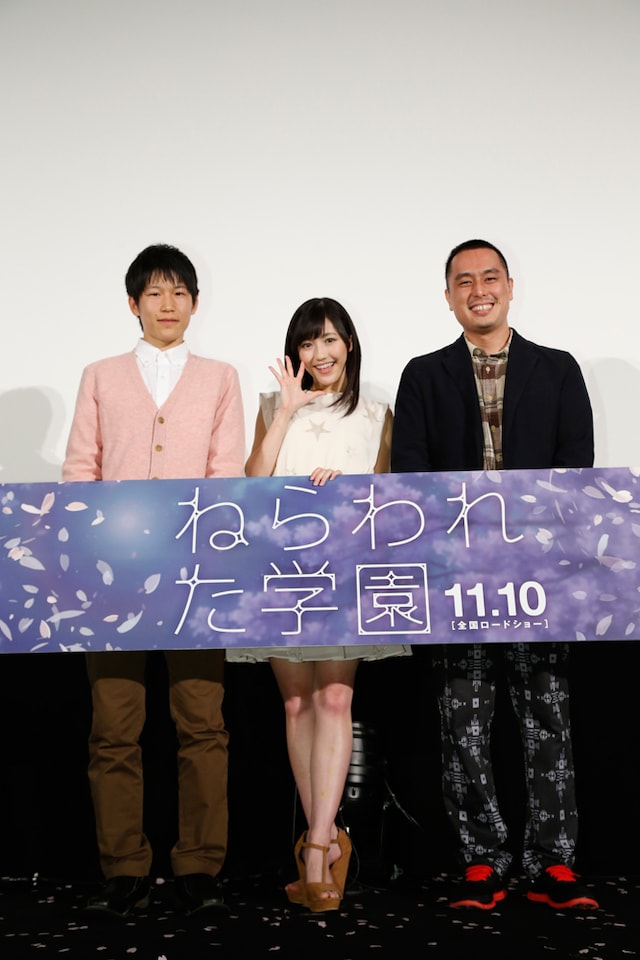 写真左から本城雄太郎、渡辺麻友、中村亮介監督。