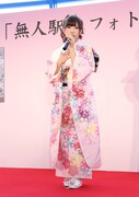 ファンの前で熱唱する岩佐美咲。