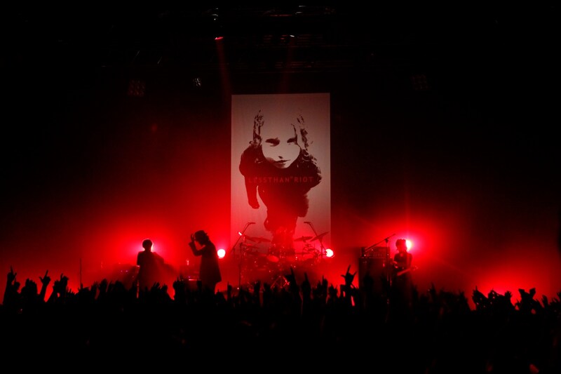 スーツ姿で約1時間のライブを敢行した9mm Parabellum Bullet。