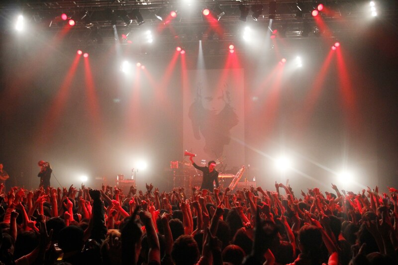 「KI.KA.I.DA!」でライブ序盤から盛り上げたPOLYSICS。