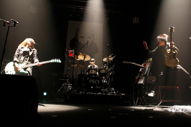 「LESSTHAN*RIOT vol.3」でのPOLYSICSのパフォーマンスの様子。