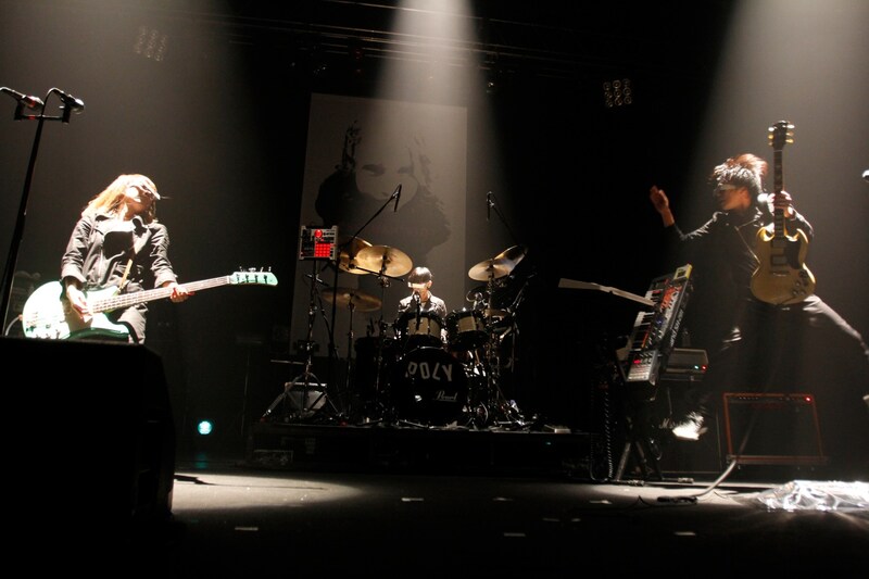 「LESSTHAN*RIOT vol.3」でのPOLYSICSのパフォーマンスの様子。