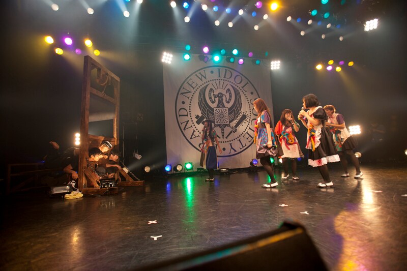 ギロチン台に配置されたファンとBIS。