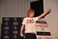 今週の人気の画像4位は「ゴールデンボンバー鬼龍院翔、試写会で恐怖体験に腰抜かす」より、イベントの登場したときの鬼龍院翔の写真。このときはまだ元気いっぱいだった。