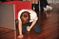 今週の人気の画像5位は「ゴールデンボンバー鬼龍院翔、試写会で恐怖体験に腰抜かす」より、スタッフにマイクを渡されたものの、立ち上がれない状態の鬼龍院翔の写真。