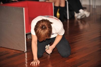 スタッフにマイクを渡されたものの、立ち上がれない状態の鬼龍院翔。