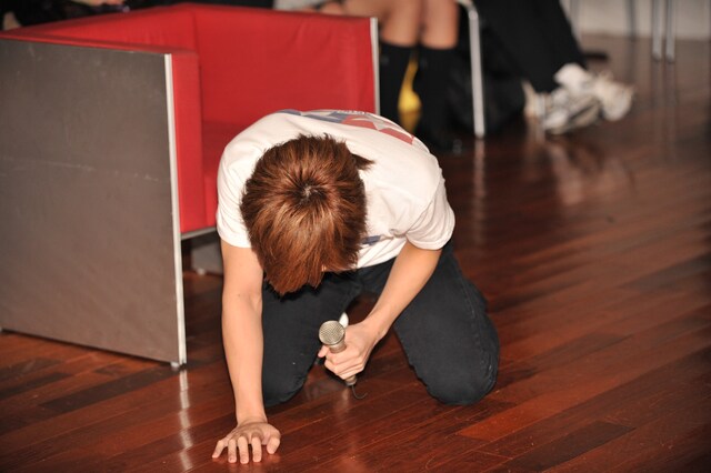 スタッフにマイクを渡されたものの、立ち上がれない状態の鬼龍院翔。